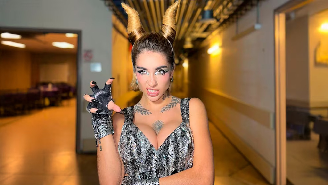 María Becerra brilló con un look inspirado en Maléfica para su show de Halloween en San Antonio