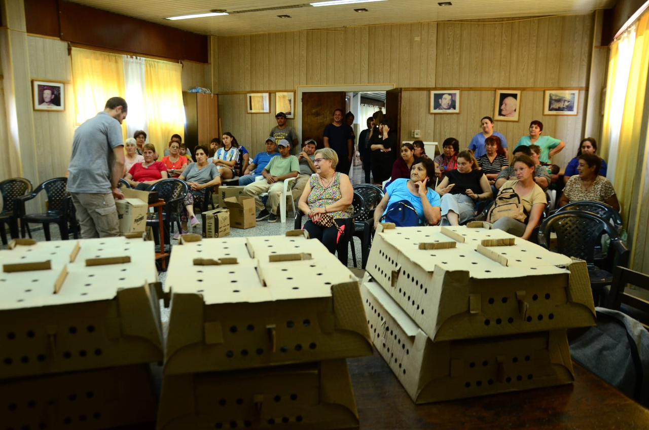 Bernardo Larroudé: Entregaron ponedoras de la Granja Piloto a familias y pequeños productores