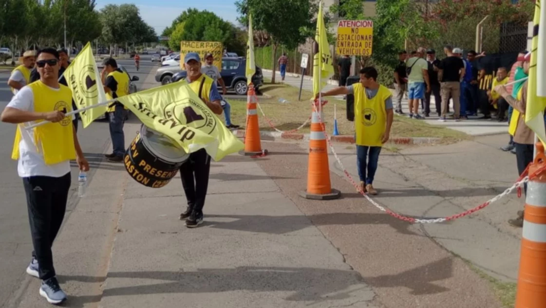 Protesta de trabajadores viales provinciales: Bloquean la estación de servicio