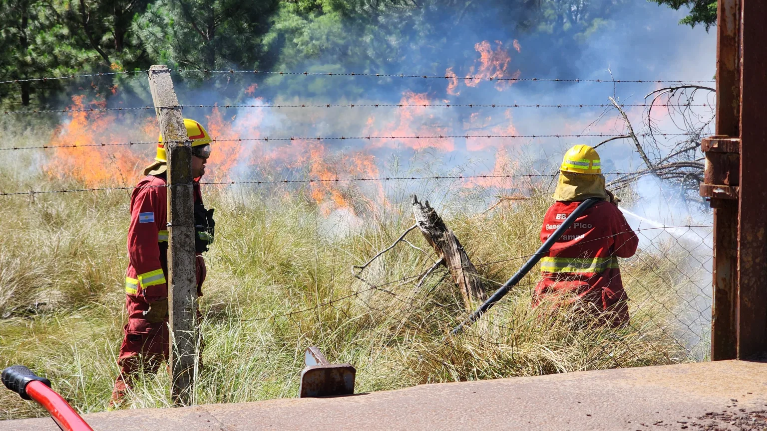 General Pico: Bomberos apagaron un importante incendio en el Parque Industrial