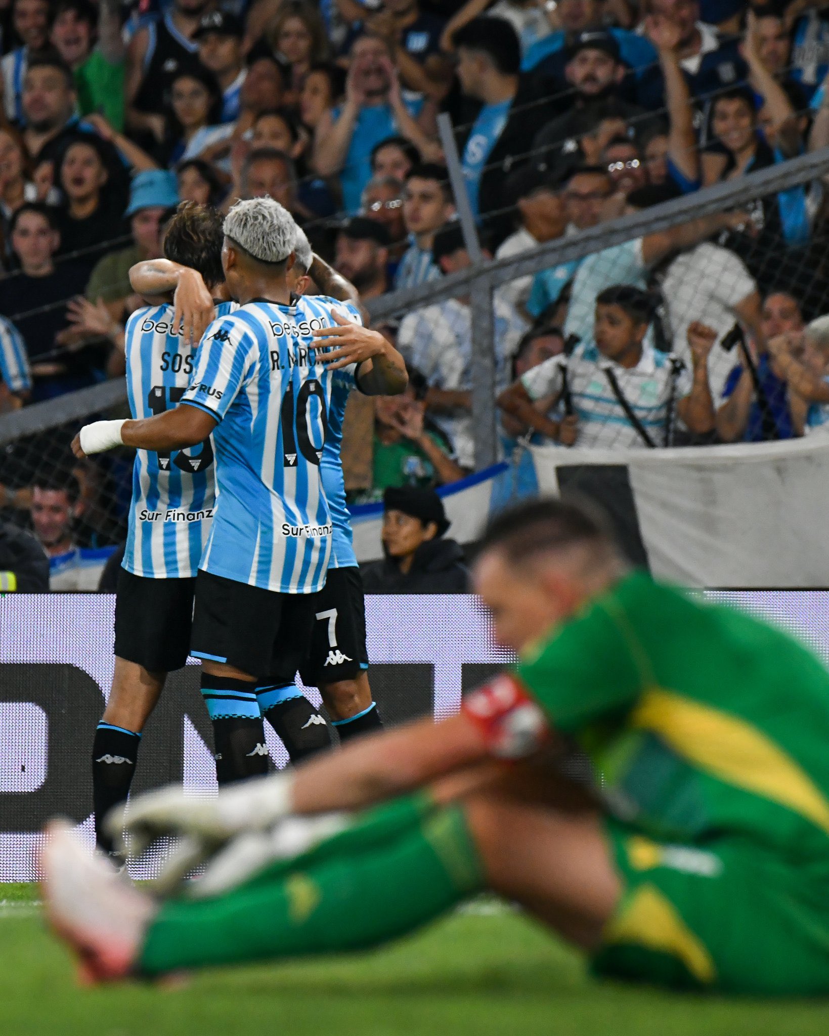 Fútbol: Racing venció a River y cerró un gran año mientras que los millonarios no pudieron cumplir con su objetivo