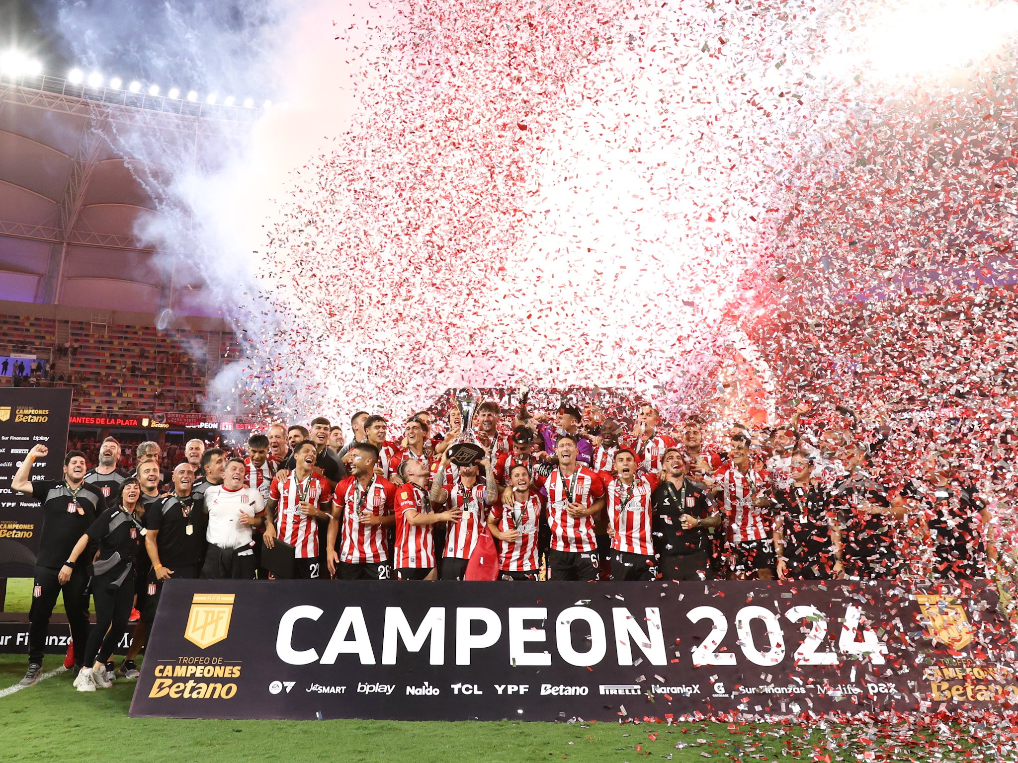 Fútbol: Estudiantes goleó a Vélez y se consagró campeón del Trofeo de Campeones