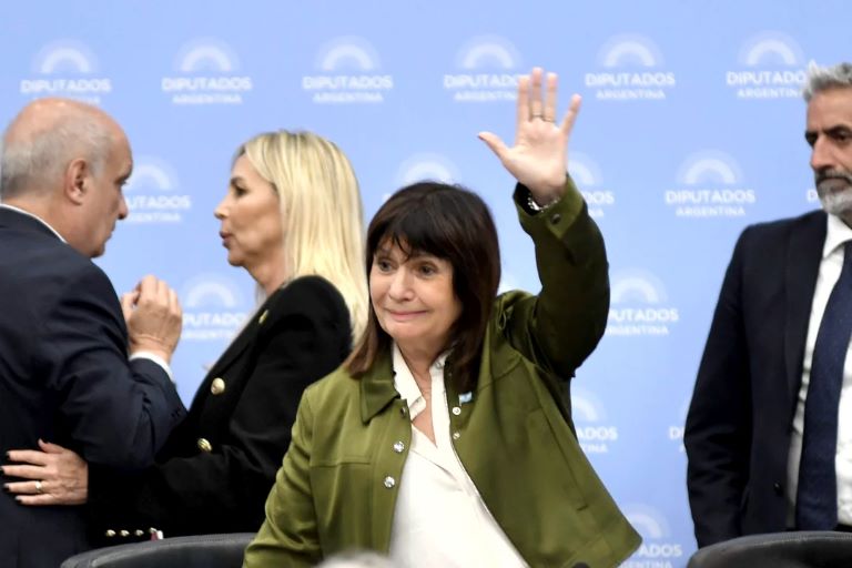 Bullrich confirmó que vacacionará en Disney con sus nietos pese al pedido de austeridad de Milei