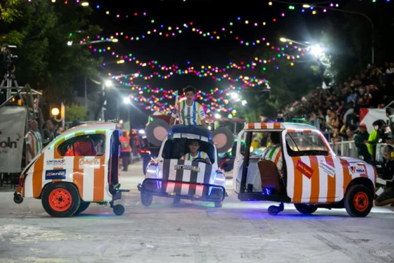 Buenos Aires: Denuncian que una carroza del carnaval de Lincoln incitaba a la pedofilia