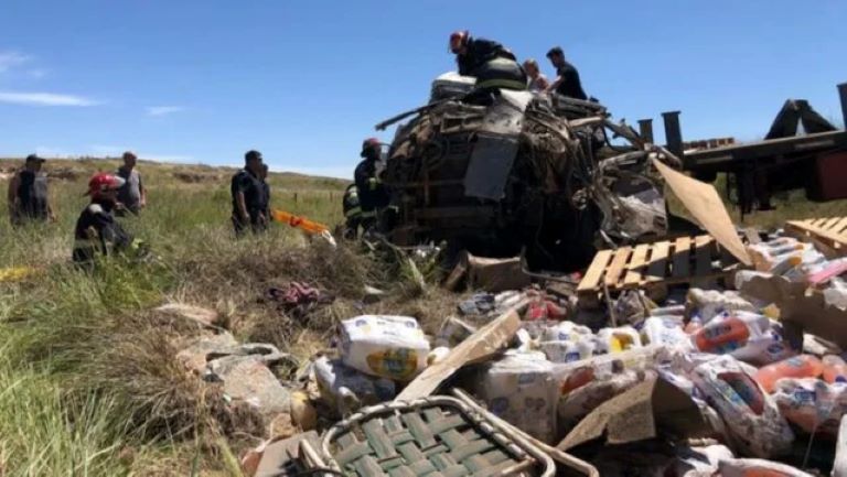 Buenos Aires: Tres muertos por un brutal choque entre un auto y un camión en Tandil