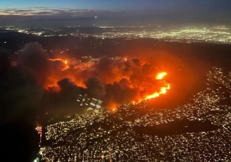 Estados Unidos: Voraz incendio en California con más de 30 mil evacuados