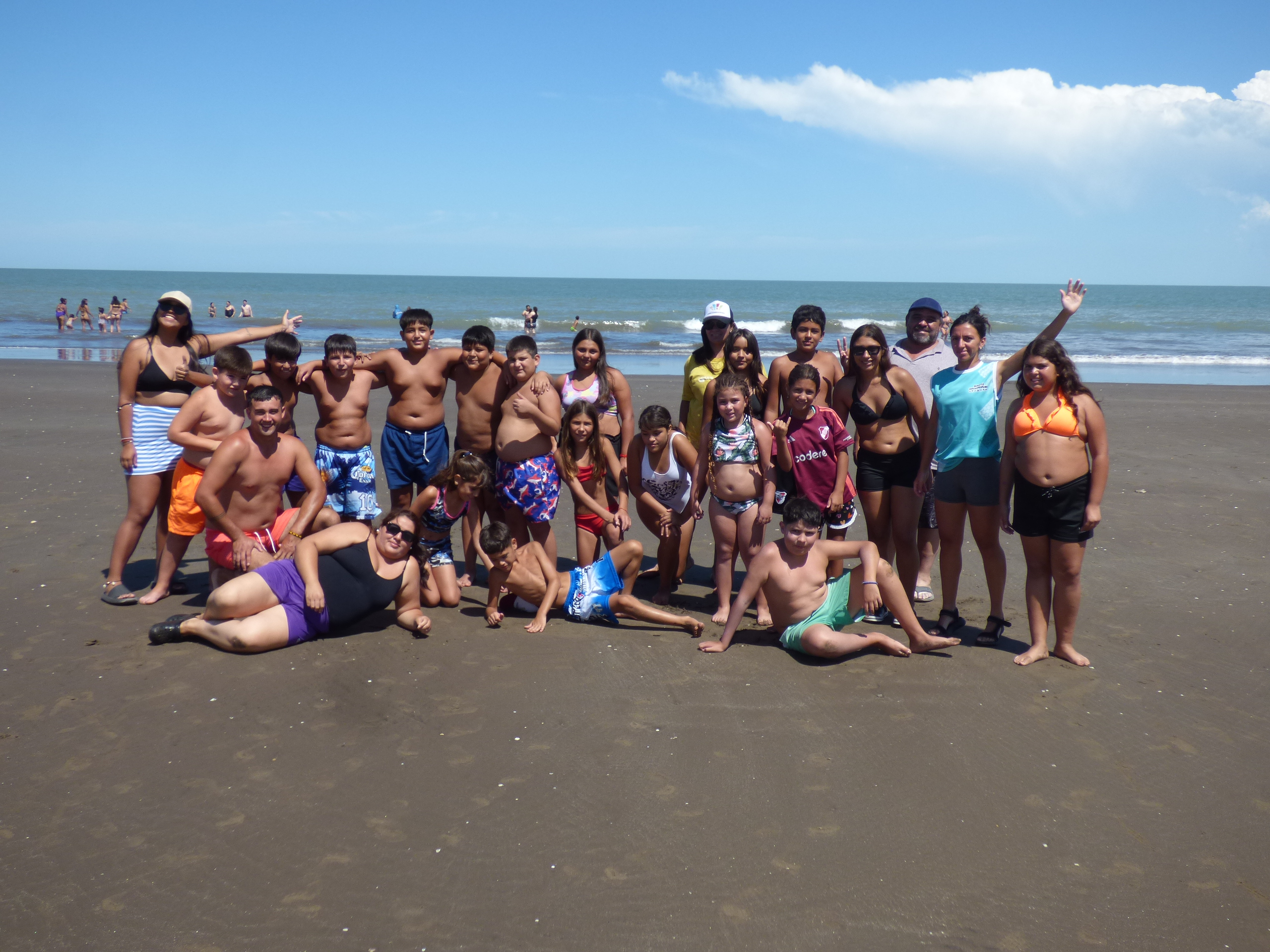 Niñas y niños de Chacharremendi disfrutaron del mar en Pehuen Có