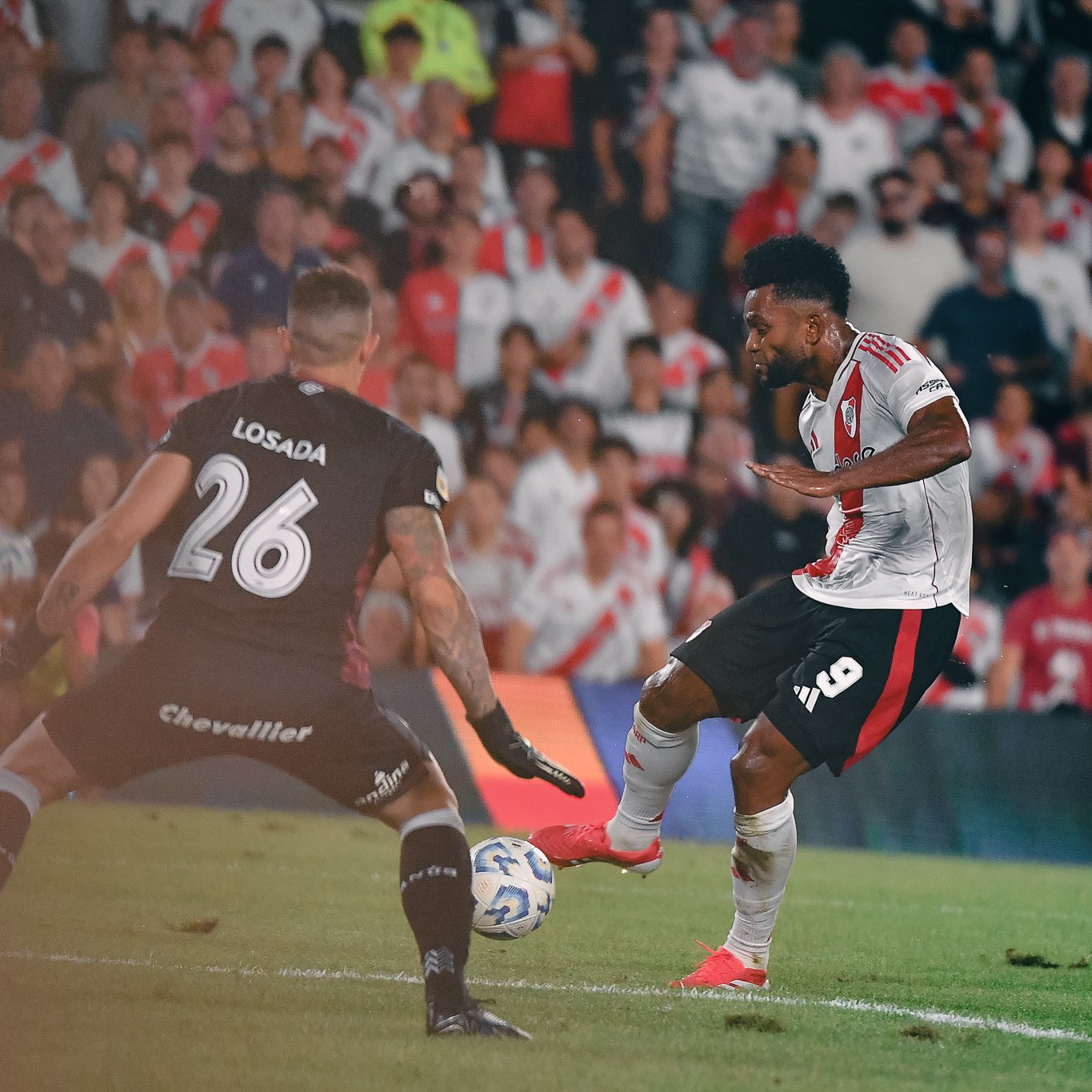 Fútbol: Con gol de Borja, River venció a Lanús por la mínima y estiró el invicto