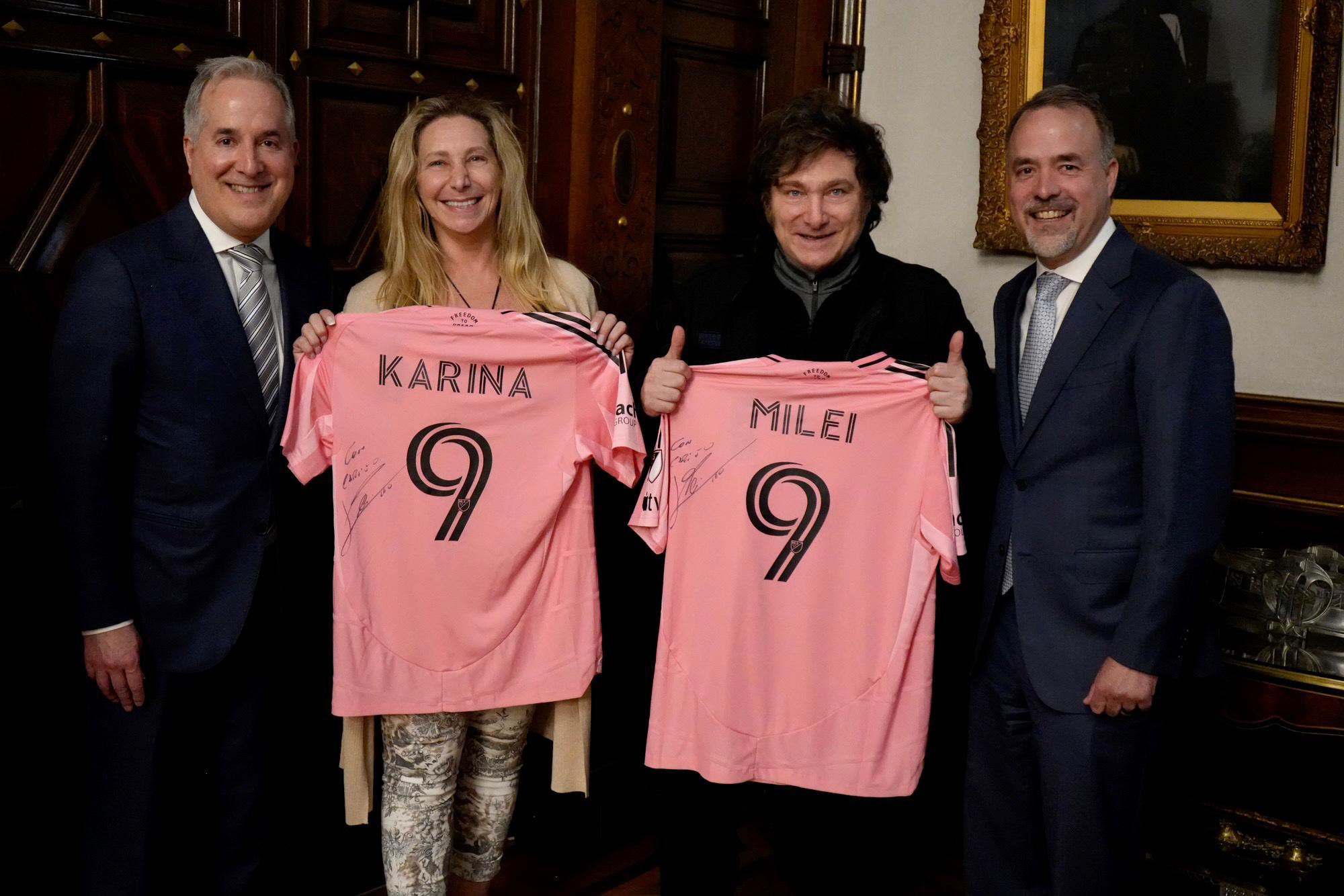 Milei recibió una camiseta firmada por Messi: “El mejor de todos los tiempos”