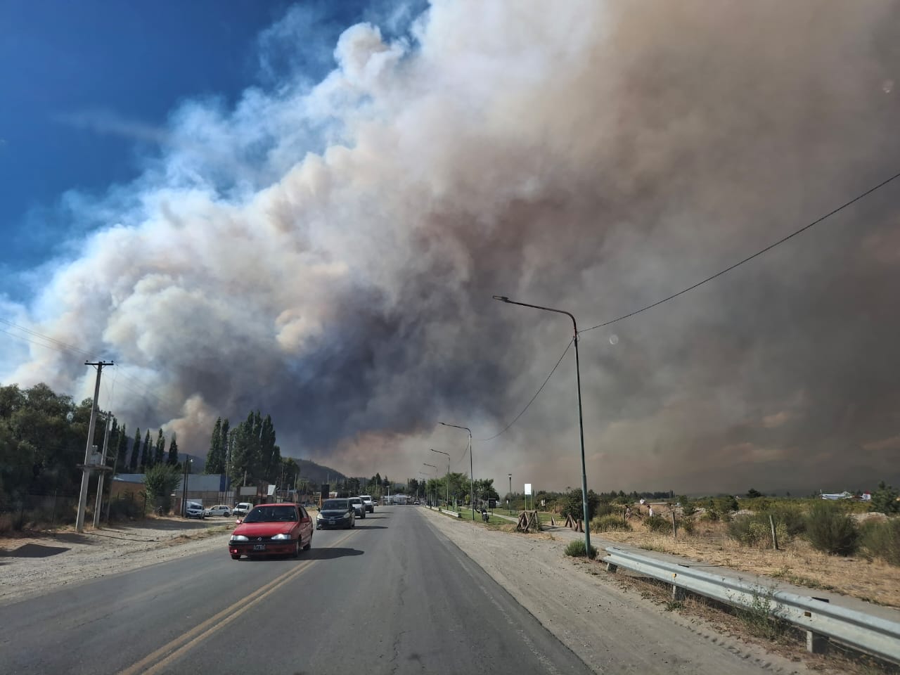 El Bolsón: El fuego avanza a una zona poblada y hay más de 700 casas en peligro