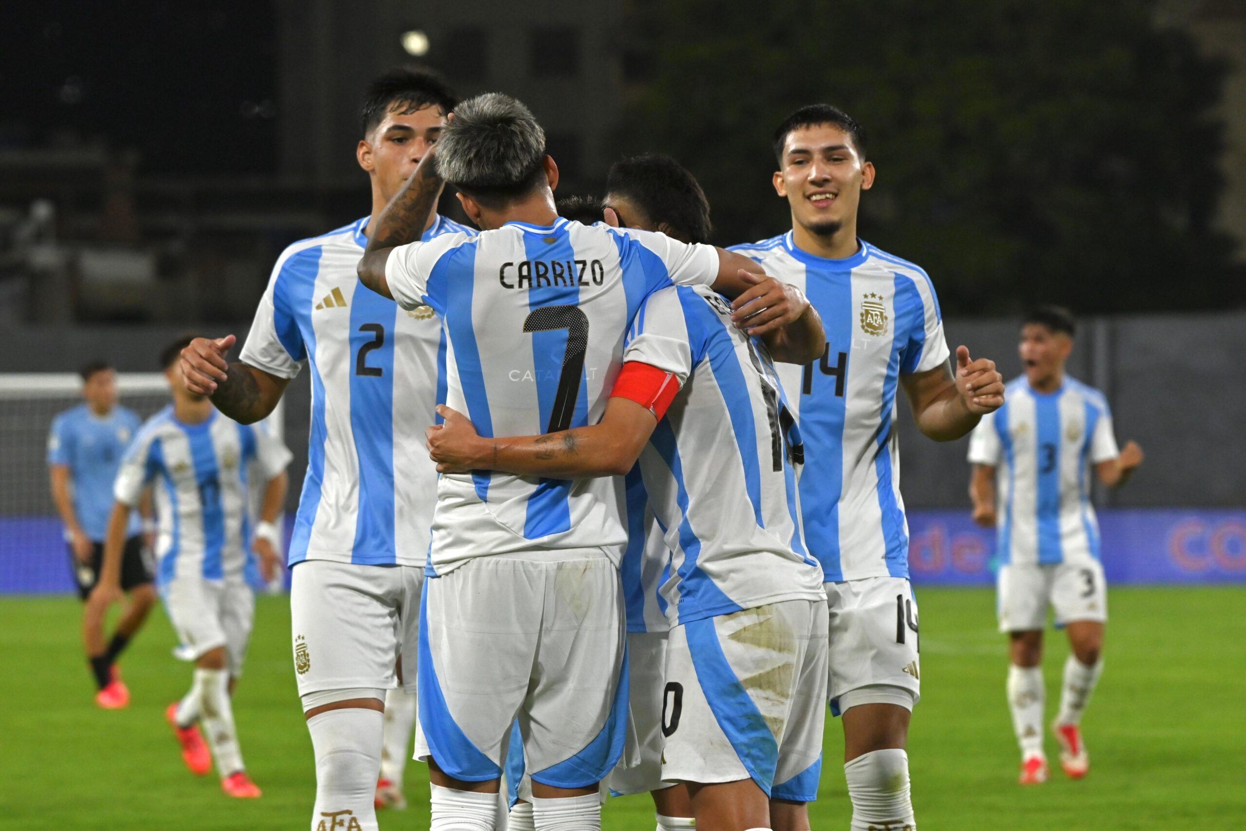 Fútbol: En un partidazo, Argentina venció a Uruguay por 4 a 3 y se acerca al Mundial