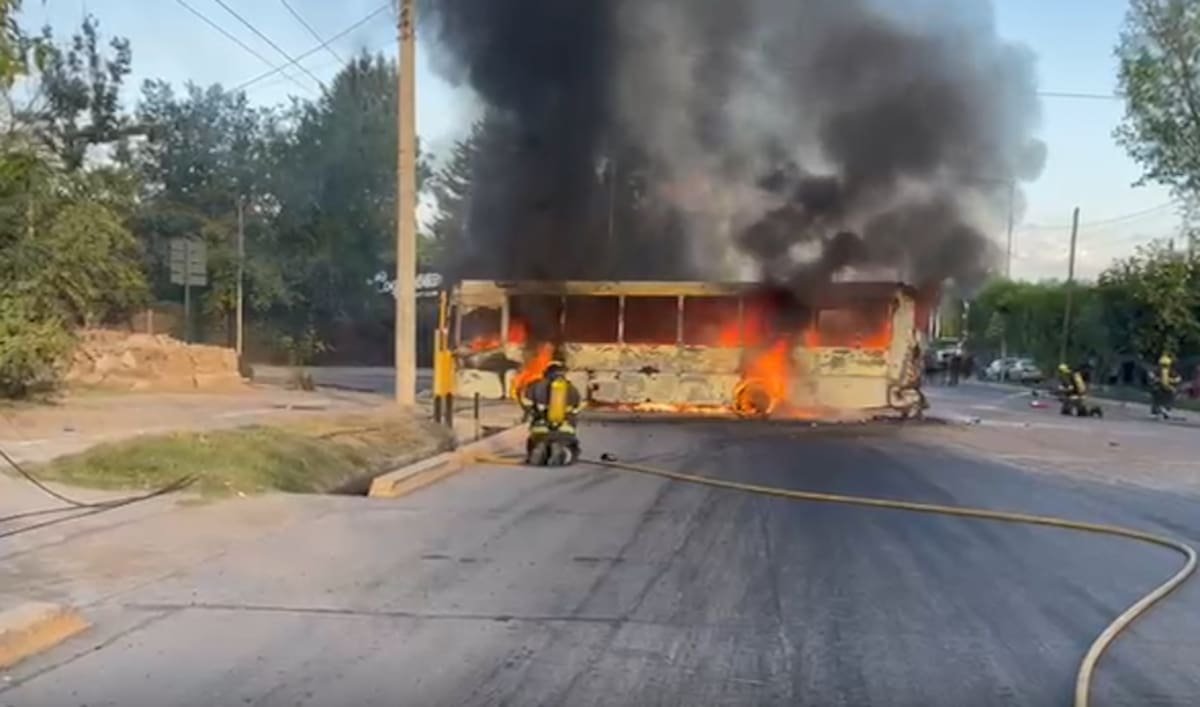 Mendoza: Un micro que transportaba 45 niños chocó y se prendió fuego