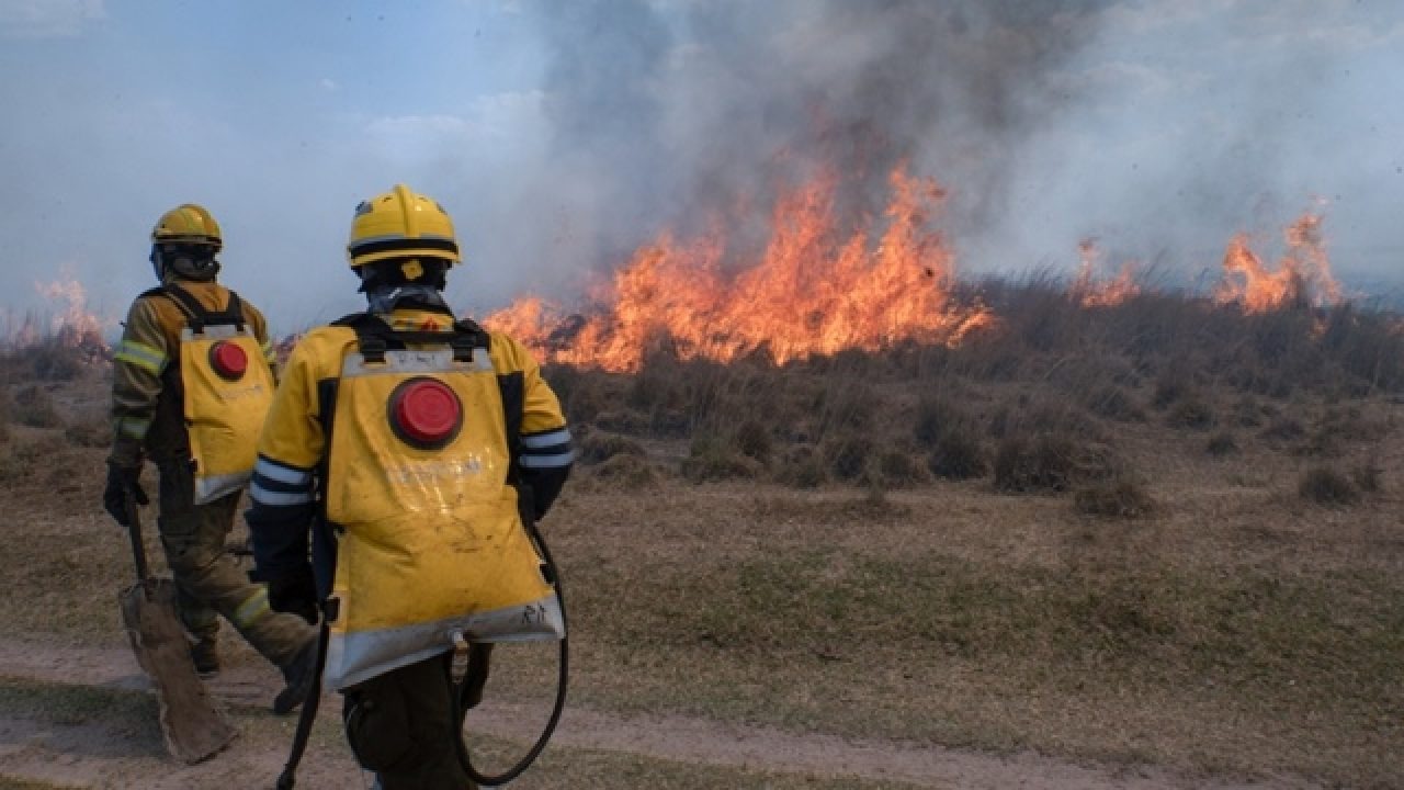 Defensa Civil trabaja en contener focos activos de incendios en Utracán y El Quinto