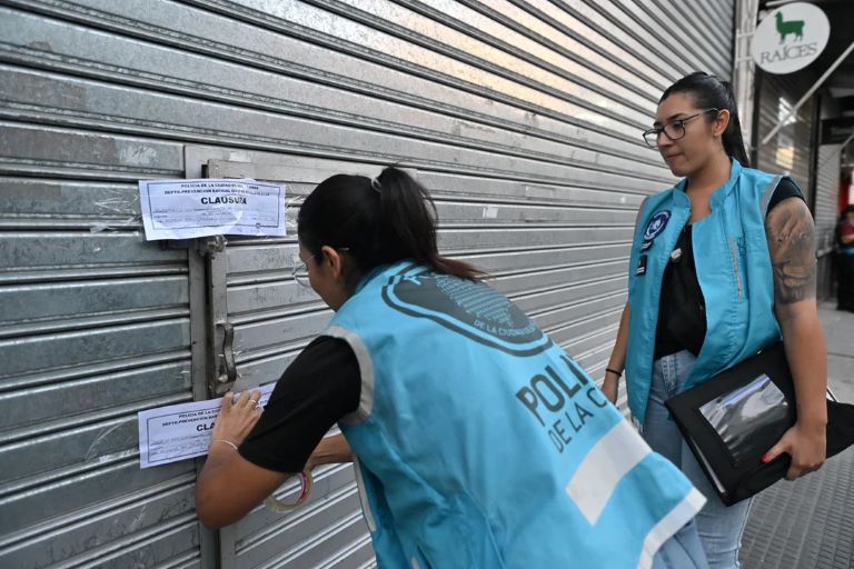 CABA: Operativo por “manteros” en Flores con más de 500 policías y 49 allanamientos