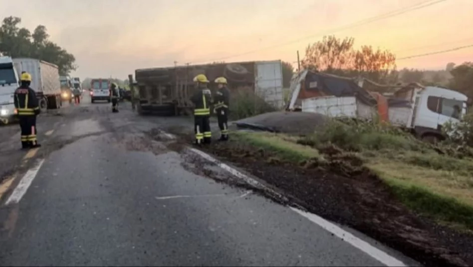 Camionero pampeano volcó en la Ruta 33 cerca de Venado Tuerto