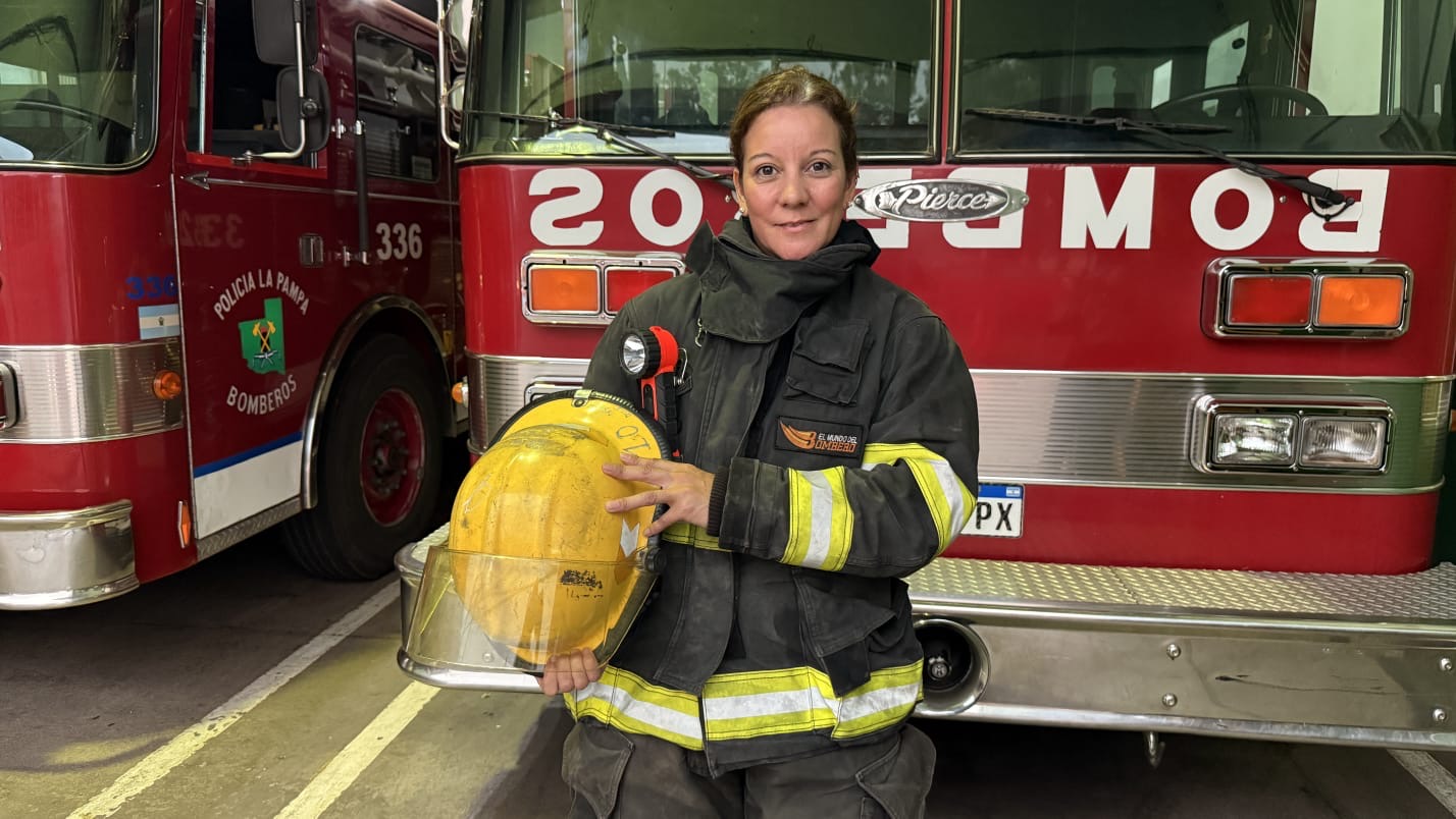 Cristina Suárez, la segunda mujer en la historia del Cuerpo de Bomberos de la Policía