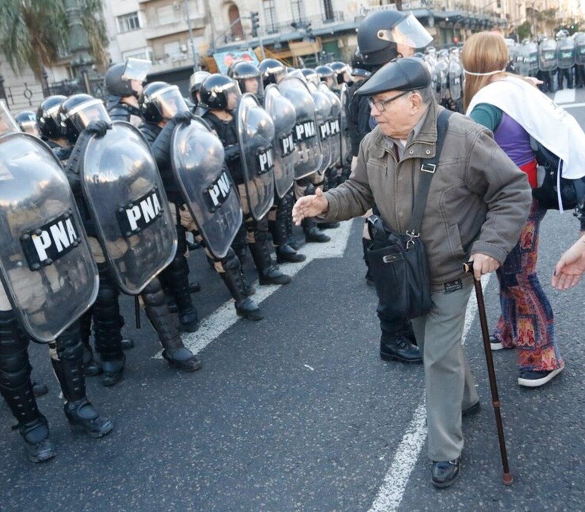 Represión frente al Congreso: La Policía desalojó con palos y gases a jubilados