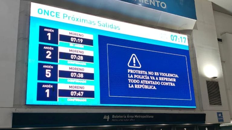 El Gobierno usó las estaciones de tren para advertir sobre la represión en la marcha de jubilados