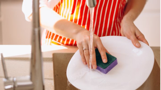 Todos lavan mal los platos: diez errores comunes que pueden generarte más de un dolor de cabeza