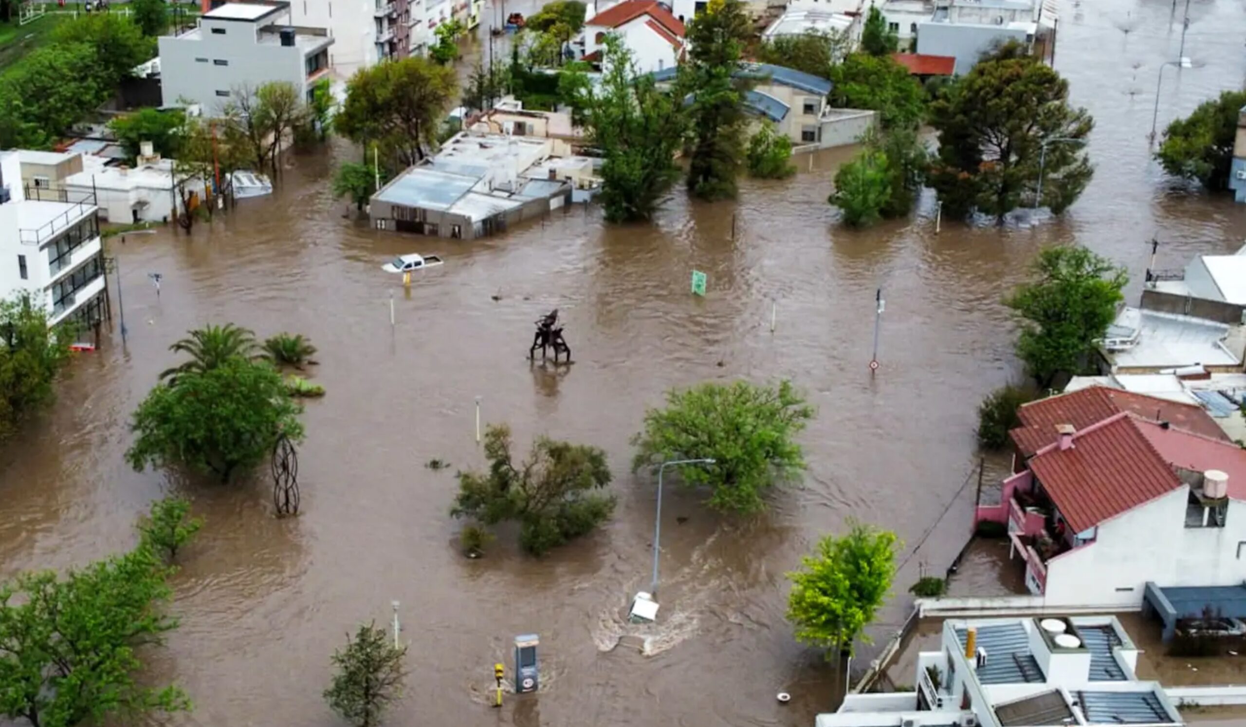 Bahía Blanca: Las víctimas fatales ascienden a 12 y siguen las tareas de asistencia