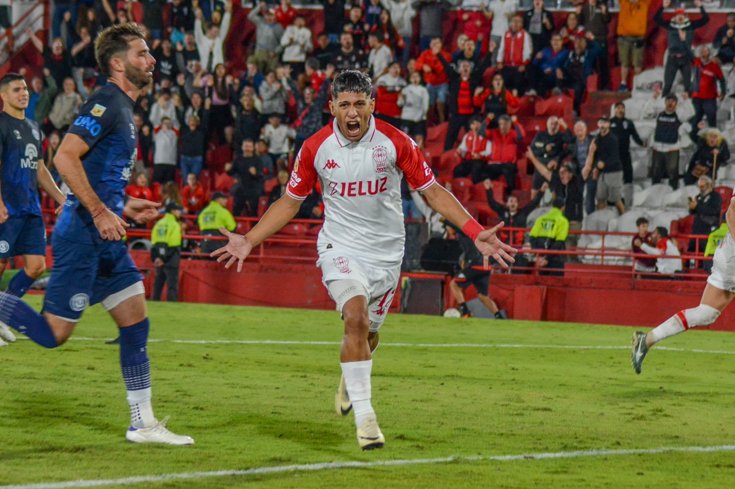 Fútbol: Huracán venció a Independiente de Rivadavia y escaló a la cima de la Zona A