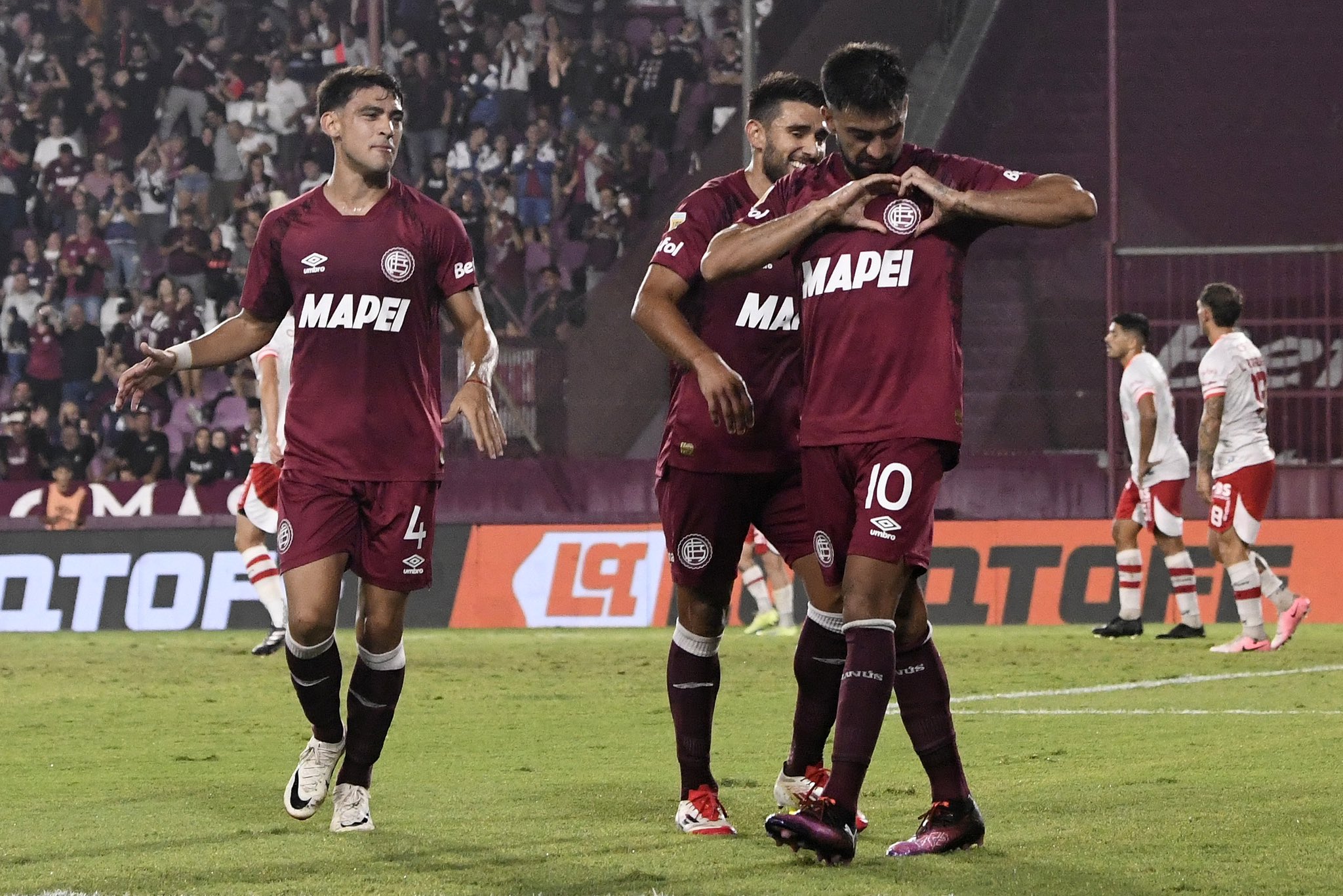 Fútbol: Lanús lo dio vuelta y aplastó a Instituto como local