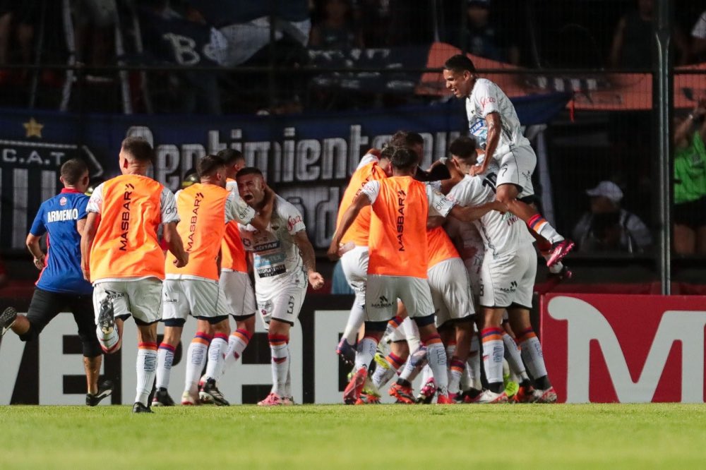 Fútbol: Deportivo Armenio eliminó a Talleres de la Copa Argentina