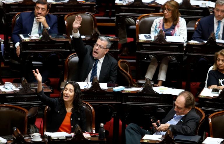 Congreso Nacional: “Ponete a laburar”, “no me pelotudees” y “no se haga el gil”, escandaloso comienzo de sesión en Diputados, con dardos a Menem