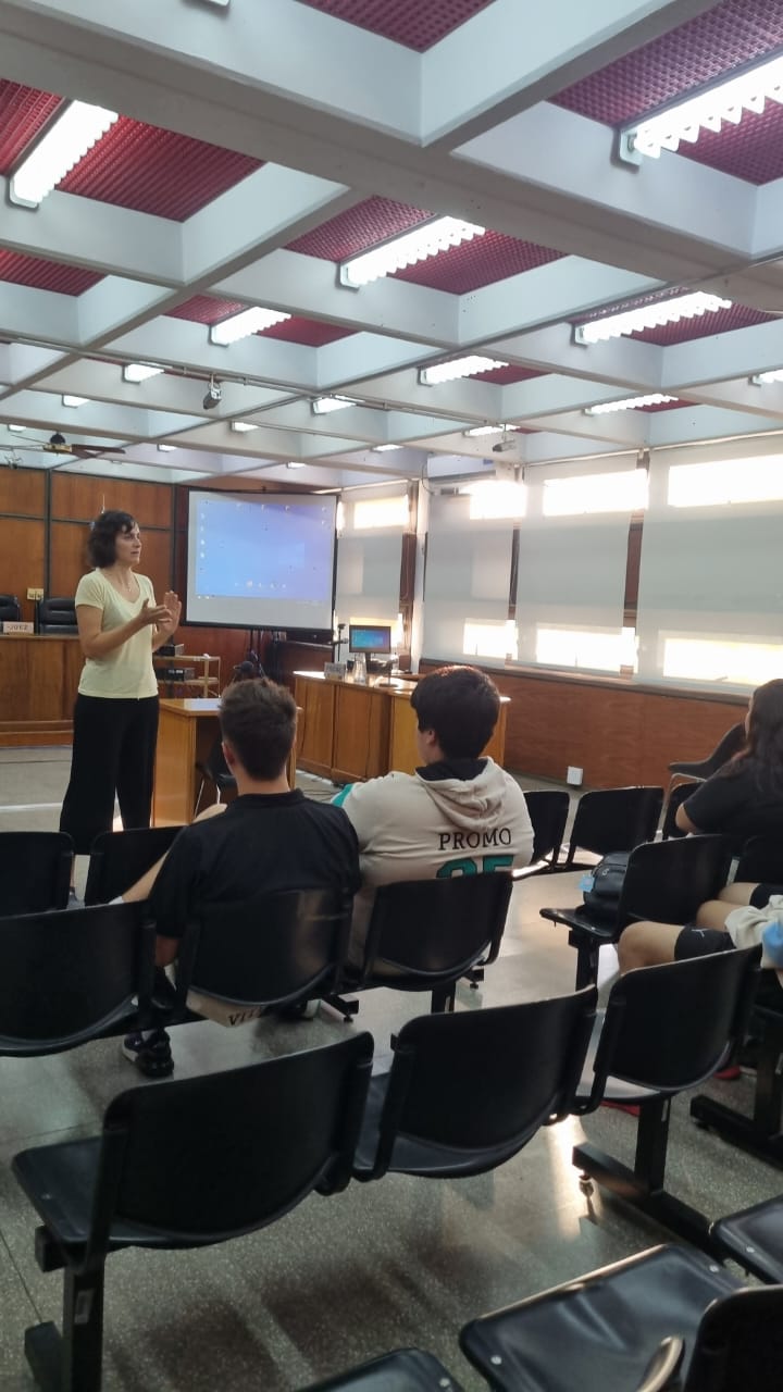 Educación + Justicia: Estudiantes del colegio Héroes de Malvinas de Trenel asistieron un debate oral y dos charlas en el Edificio Judicial de Gral. Pico