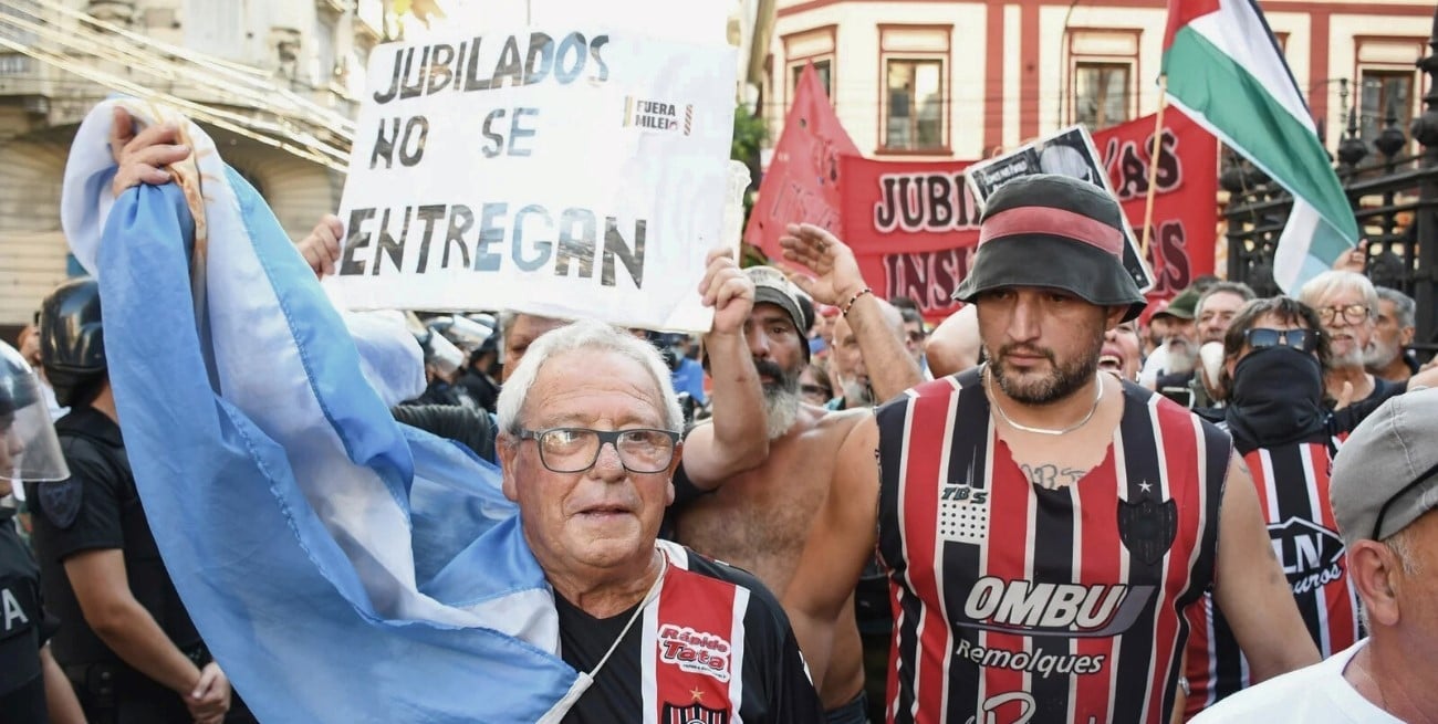 Masiva marcha de jubilados con apoyo de la CGT e hinchadas, en una lucha que atraviesa la historia