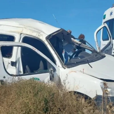 Pareja hospitalizada tras el vuelco de un utilitario que remolcaba una moto en la Ruta 18
