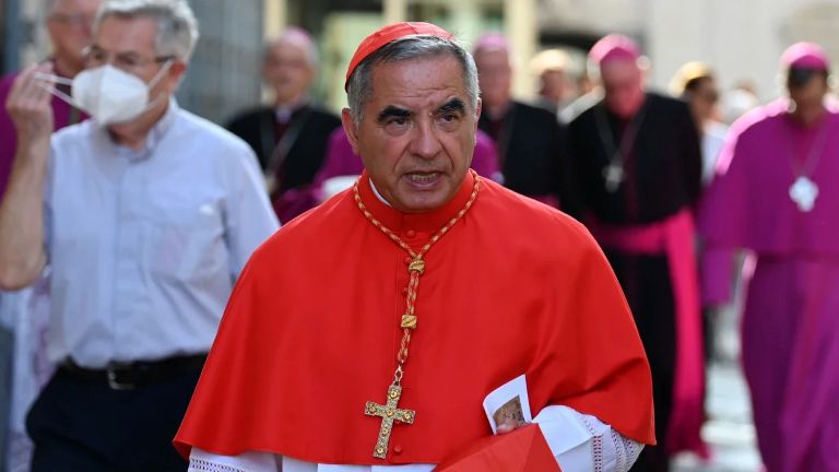 Vaticano: Becciu, el cardenal vetado por Francisco, renunció al Cónclave que elegirá al nuevo Papa