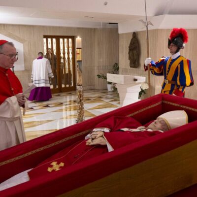 El Vaticano difundió las primeras imágenes del féretro del papa Francisco