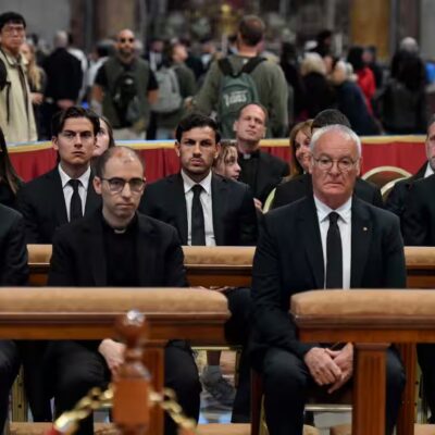 Los cuatro futbolistas argentinos que despidieron al Papa Francisco en el Vaticano