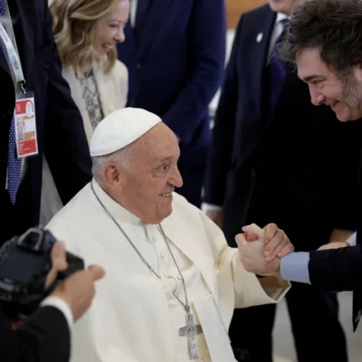 Milei viaja a Roma para asistir al funeral del papa Francisco en compañía de medio Gabinete