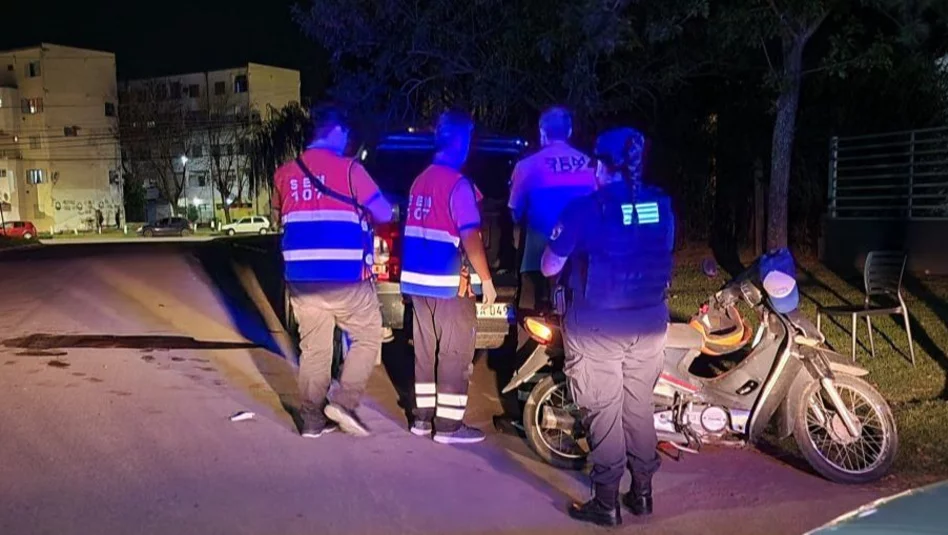 General Pico: un motociclista terminó hospitalizado tras chocar contra una camioneta estacionada