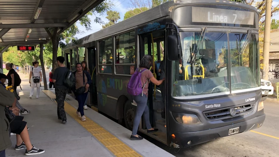 Sin acuerdo salarial, rige el paro de colectivos en todo el país y afecta a La Pampa