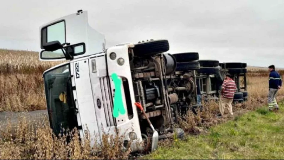 Volcó un camión cargado con cereal en la Ruta Provincial 1