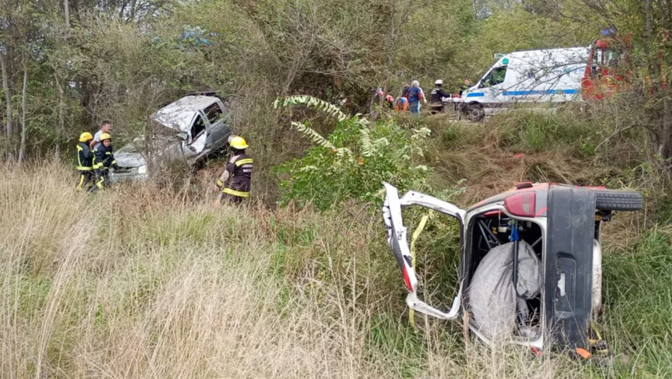 Impactante vuelco en Ruta 1: una camioneta que remolcaba un auto de rally chocó contra un árbol