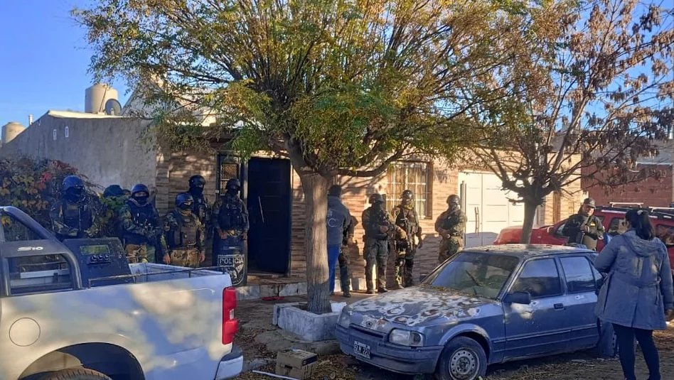 Allanamientos en Santa Rosa: secuestran armas y marihuana vinculadas a menores