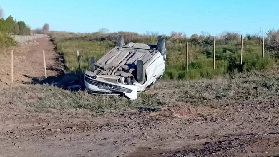 Hallan un auto volcado cerca de Colonia Chica: el conductor se dio a la fuga