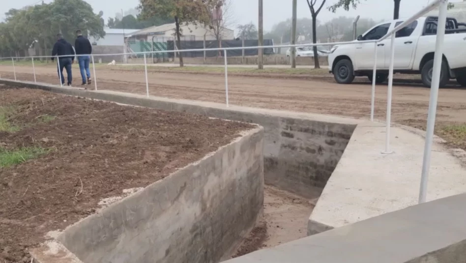 Mauricio Mayer concretó la construcción de un canal de desagüe de hormigón