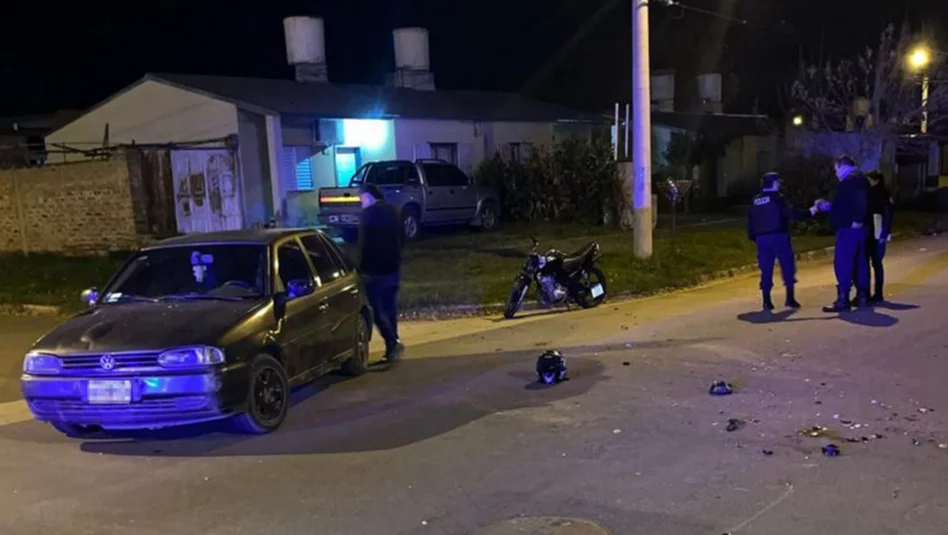 Toay: un adolescente en estado crítico tras un choque entre una moto y un auto