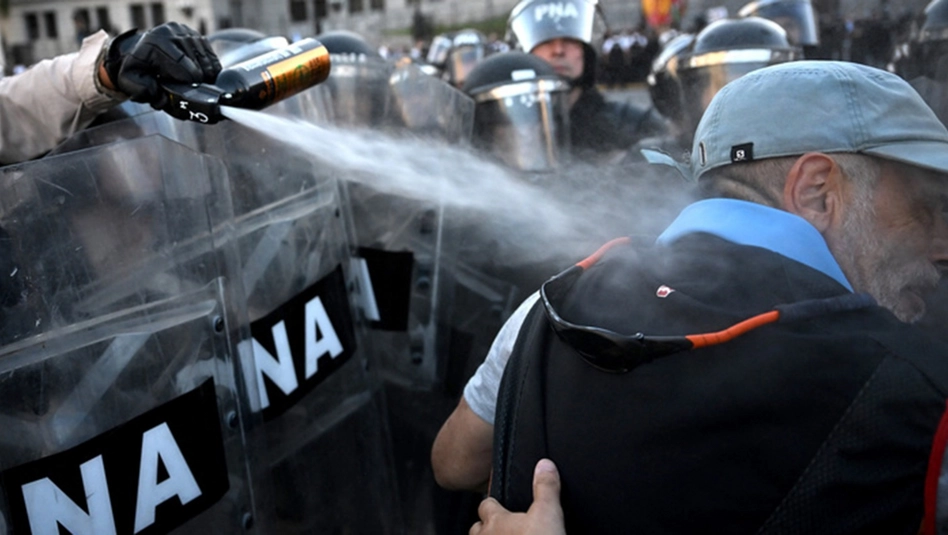 Represión a jubilados en una nueva protesta frente al Congreso