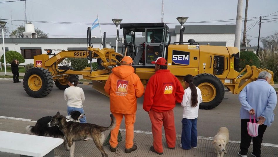 Ataliva Roca incorporó una motoniveladora con apoyo del Gobierno provincial
