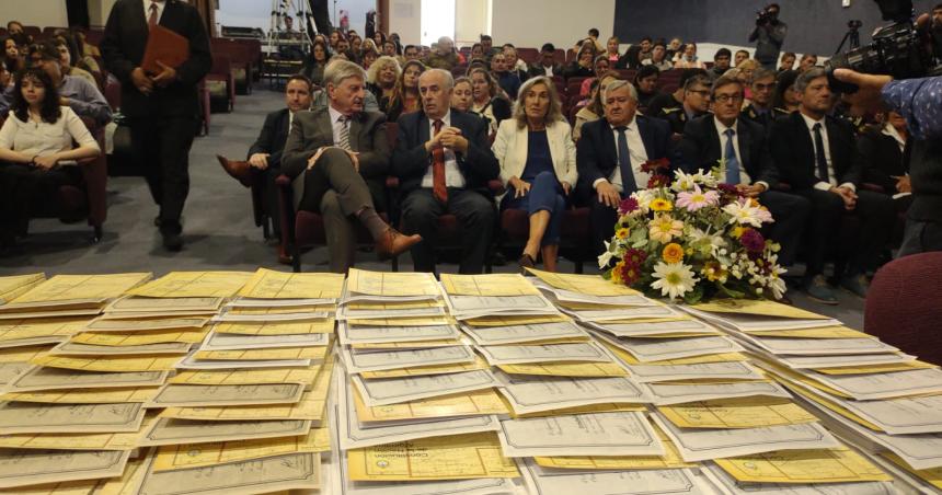 Más de 6.200 estudiantes secundarios prometieron lealtad a las Constituciones