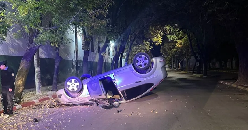 Santa Rosa: un hombre alcoholizado chocó contra un árbol y volcó en el centro