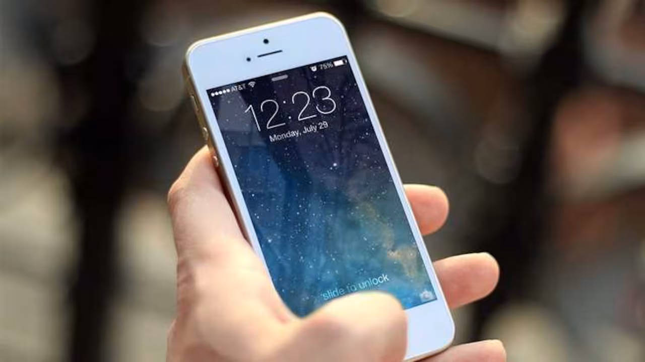 Otra compañía telefónica le bloqueó el celular: confirman multa e indemnización