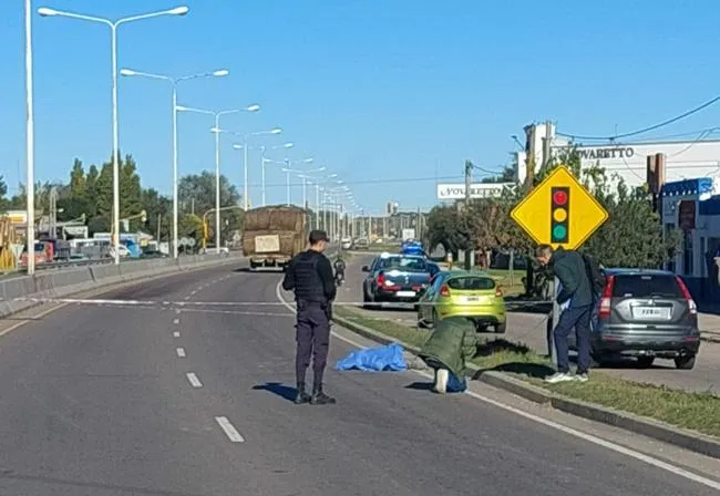 Santa Rosa: murió un hombre tras arrojarse abajo de un camión