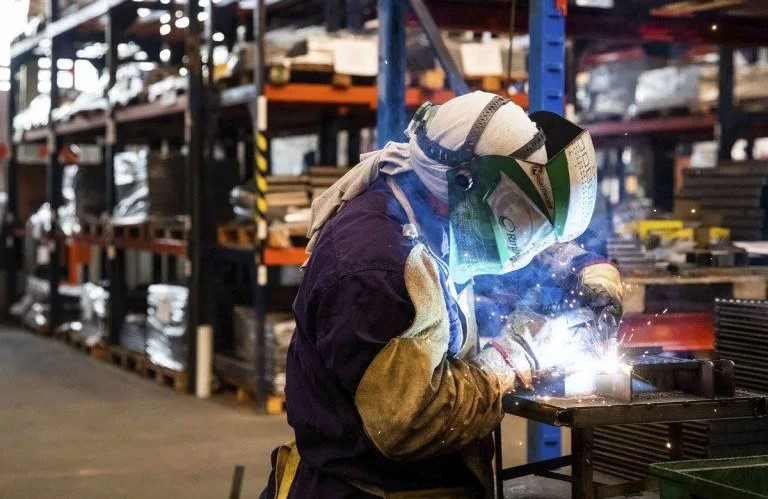 A pesar de la suba interanual en marzo, la actividad económica cayó 1,8% con respecto a febrero